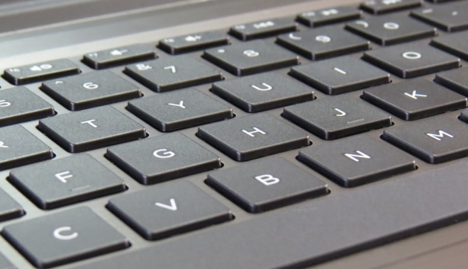 Producătorii de laptopuri mint în privința autonomiei bateriei - munca2-1491325242.jpg