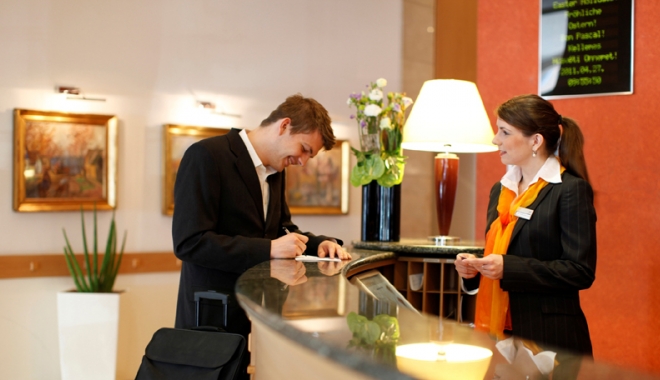 Recepționerii de hotel  și măcelarii, la mare căutare pe piața muncii - muncaeures-1505053107.jpg