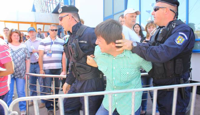 Muncă în folosul comunității pentru cel care l-a scuipat pe Traian Băsescu - muncafolosulcomunitatiiscuipatba-1428594235.jpg