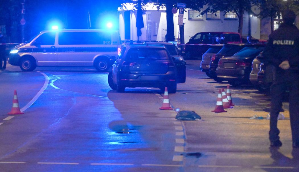 Atac cu cuţitul într-un mare oraș. A înjunghiat doi trecători cu cuțitul și a fost împuşcată de poliţie