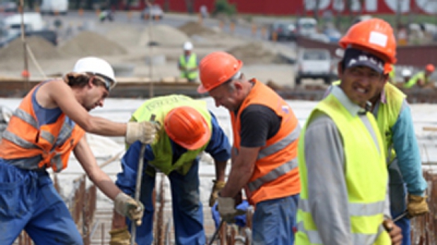 Românii nu se angajează din cauza salariilor mici. Vezi aici ce joburi sunt refuzate - muncitori56589800-1331119136.jpg