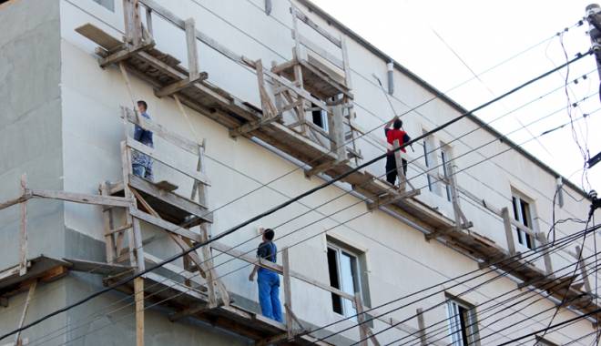 Inspecția Muncii. Peste 150 de persoane depistate muncind la negru - muncitorilainaltimepeschelaizola-1425033029.jpg