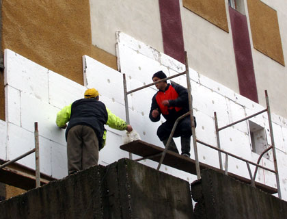 Clădirile vor fi reabilitate cu bani europeni - muncitoritermoizolatie-1314606737.jpg