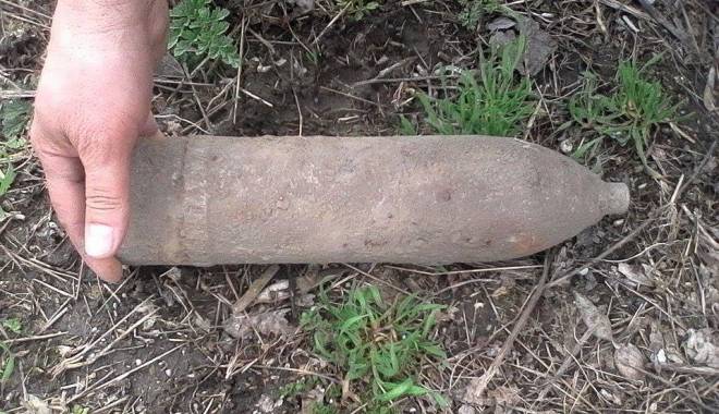 Proiectil găsit de un agricultor în timp ce ara, în comuna Vulturu - munitie-1457518449.jpg