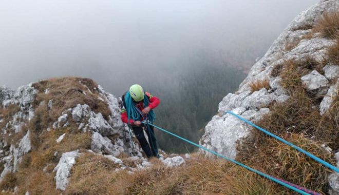 Opt turiști fără echipament, blocați pe stânci, în Piatra Craiului, au fost salvați după 11 ore - munte-1665930658.jpg