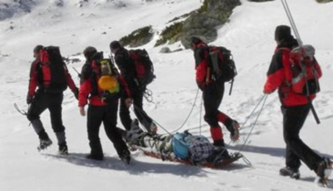 Zi dificilă pentru salvamonțiști. Au recuperat 19 oameni pierduți pe munte. 10 au ajuns la spital - munte-1672648903.jpg