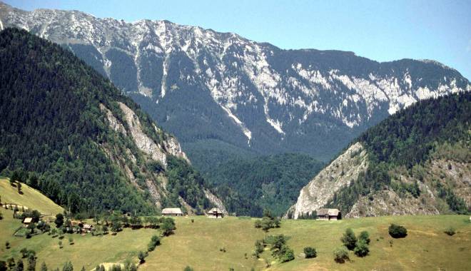 Patru turiști, rătăciți pe platoul Bucegi - muntiibucegibran3-1430563153.jpg