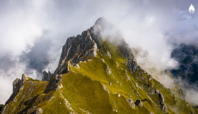 Alarmă la Salvamont: Turiști francezi blocați în Bucegi - muntiibucegifotografiiaerienezbo-1619895519.jpg