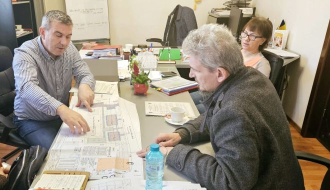 Primarul din Murfatlar, Gheorghe Cojocaru, a semnat contractul de execuție a două blocuri destinate tinerilor