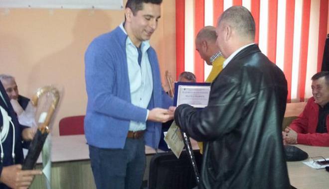 Edilul Valentin Saghiu a oferit plachete celor trei polițiști din Murfatlar care s-au pensionat - murfatlar12832309980943168664510-1458910390.jpg