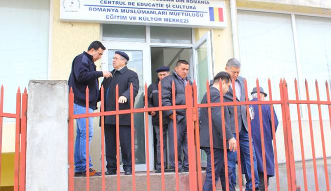 Alegeri pentru șefia Muftiatului. Iusuf Muurat sau Nurla Ozghin? - musulmani1427398586-1430126051.jpg