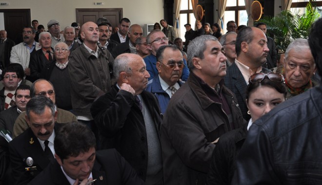 Protest spontan împotriva primarului Radu Mazăre - musulmaniprefectura-1320435802.jpg