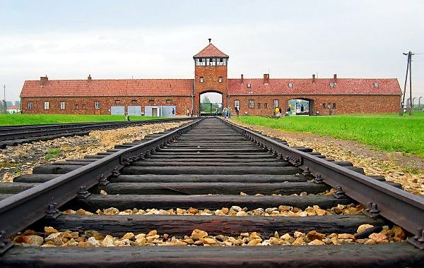 Lagărul de la Auschwitz, număr record de vizitatori în anul 2015 - muzeu-1451918931.jpg