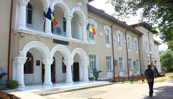 Vreți să vedeți cum arată cromatica în artele vizuale? - muzeu-1524760380.jpg
