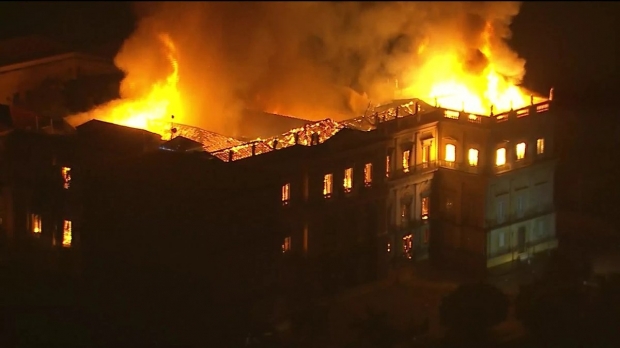 Unul dintre cele mai mari muzee, mistuit de un incendiu. 200 de ani de istorie s-au făcut scrum - muzeu03087900-1535964325.jpg