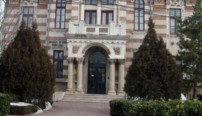 Costume dobrogene vechi de zeci de ani, expuse  la Muzeul de Artă Populară - muzeuldeartapopulara2-1328449122.jpg