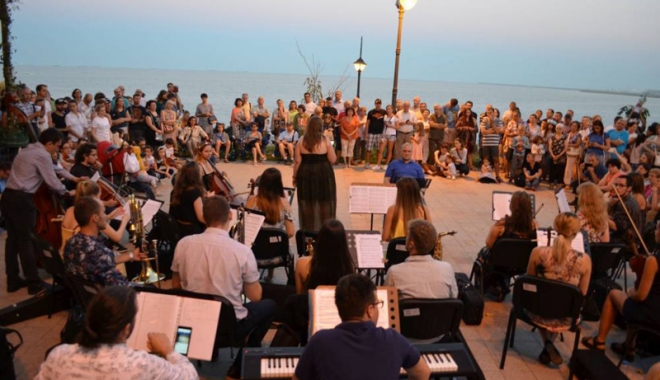 Muzică simfonică și delfini! Orchestra de pe faleza Cazinoului concertează astăzi la Delfinariu - muzicasimfonicasidelfini1-1502294291.jpg