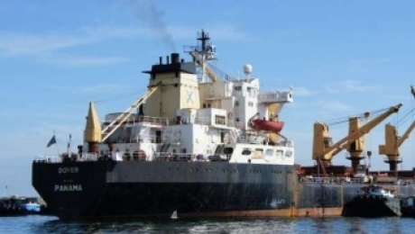 O navă cu trei marinari români la bord reținută de pirații somalezi a fost eliberată - mvdover0127053900-1317402298.jpg