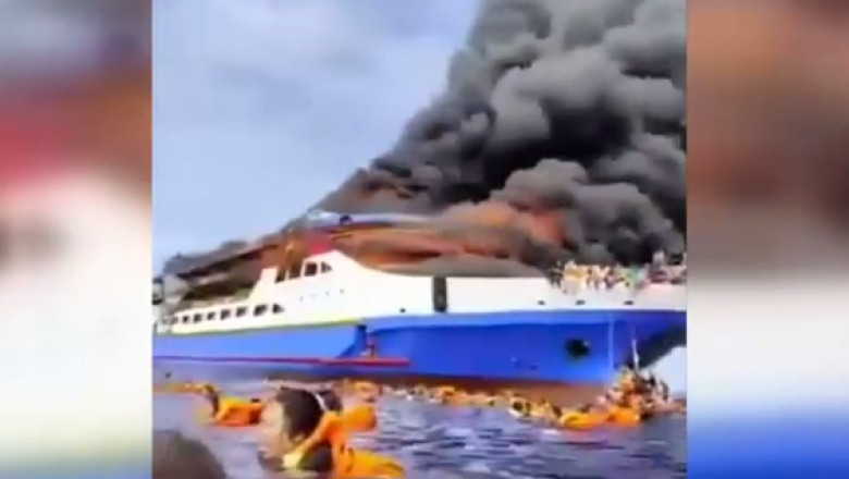 Un feribot cu sute de persoane la bord a luat foc pe mare în Indonezia