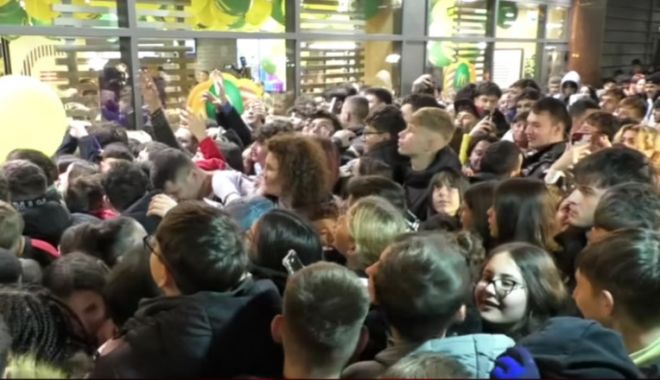 Sute de oameni s-au călcat în picioare la deschiderea primului fast-food celebru din oraș