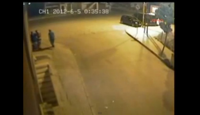 O femeie naște spontan pe stradă și abandonează copilul pe trotuar / Video - nastere-1351093542.jpg