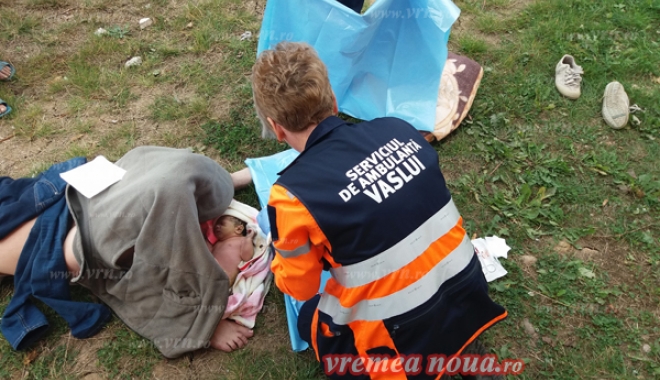 CLIPE INEDITE ÎN CURTEA ȘCOLII! O FEMEIE A NĂSCUT PE IARBĂ, ÎN CURTEA UNITĂȚII DE ÎNVĂȚĂMÂNT - nasterecornialbesti1-1506666796.jpg