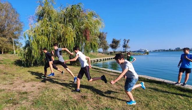 Bazinul de la Palatul Copiilor, închis şi astăzi. Înotătorii, antrenamente în Parcul Tăbăcăriei - natatie-1601364294.jpg