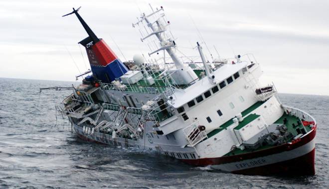 Naufragiu în Marea Neagră, la 120 km de România. 12 persoane au murit - naufragiu-1445163952.jpg