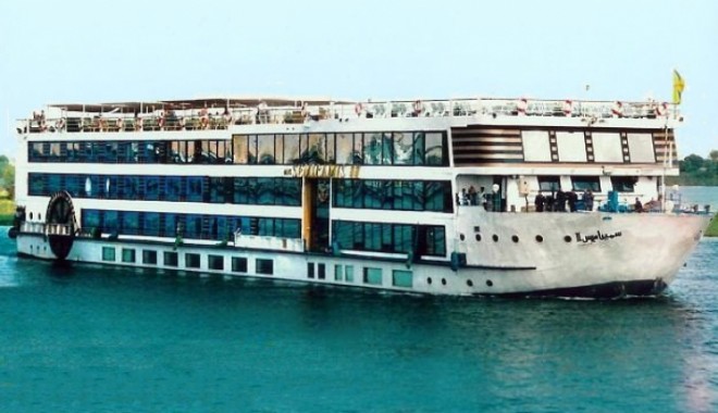 O navă de croazieră cu 112 persoane la bord s-a scufundat - nava-1359531859.jpg