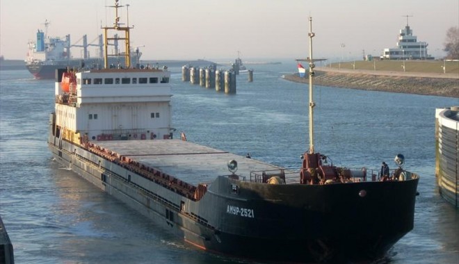 Șapte pasageri răniți într-un accident maritim - nava-1360504593.jpg