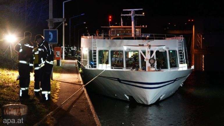 11 persoane au fost rănite după ce o navă de croazieră s-a izbit de o ecluză pe Dunăre