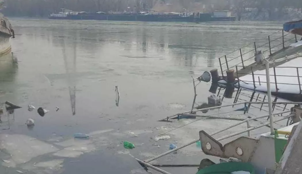 Alertă de poluare pe Dunăre. Produse petroliere scurse după scufundarea unei nave