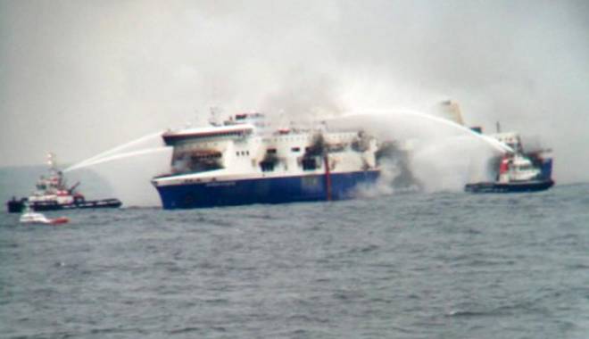 Feribotul incendiat / Patru cadavre au fost recuperate. Toți pasagerii au fost evacuați / Galerie foto - nava1-1419862582.jpg