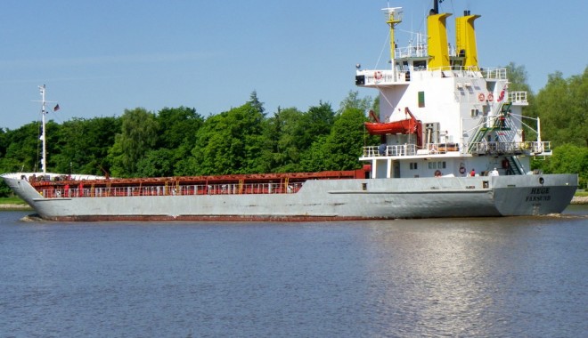 Eveniment naval în portul Constanța: o navă a lovit un dig în timpul manevrei de ieșire - navachaarsea2-1388406038.jpg