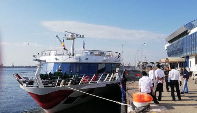 Nava de pasageri „A Rosa Flora” a făcut prima escală în portul Constanța - navadepasageriarosaflora-1652799413.jpg
