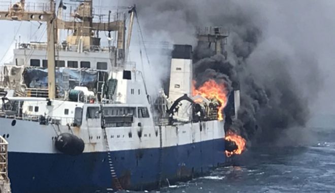 O navă de pescuit oceanic a fost înghițită de flăcări; un marinar a murit - navadepescuitinflacari-1563799556.jpg