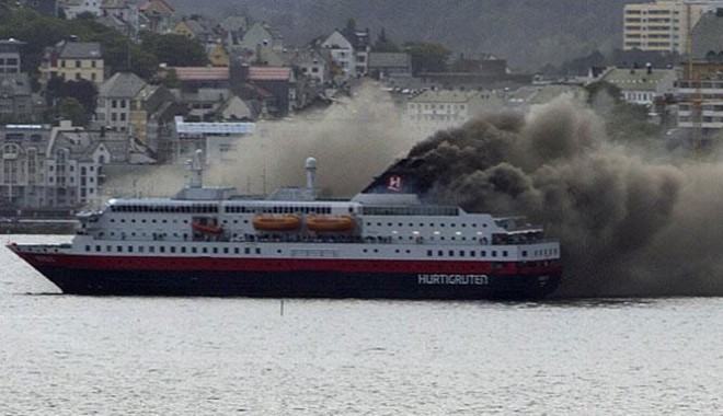 Un ferry-boat norvegian în flăcări, șase marinari spitalizați - navaflacari-1316100550.jpg