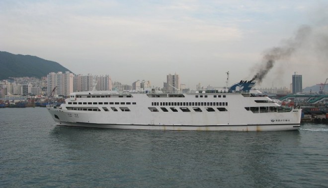 Pasagerii au sărit peste bord, de pe un ferry-boat în flăcări - navahyundaiseolbong-1315325544.jpg