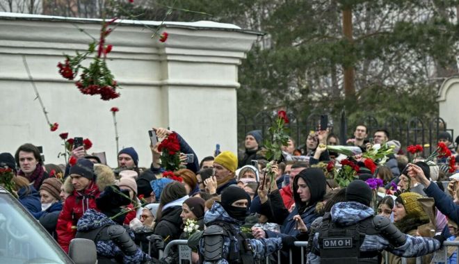 Val de arestări în Rusia în timpul funeraliilor lui Navalnîi. Oamenii strigau: 'Putin, criminal'