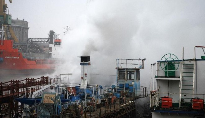 Incendiu la bordul unei nave turcești, încărcată cu grâu - navamaramuresincendiu2-1361175264.jpg