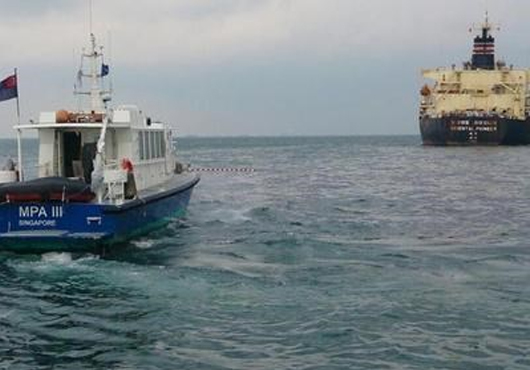 100 tone de petrol deversate în mare, în urma coliziunii a două nave - navapoluare-1372777768.jpg