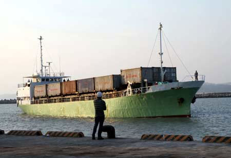 Coliziune navală cu urmări tragice: o navă scufundată, doi marinari morți și doi dispăruți - navaportcontainer-1319904285.jpg