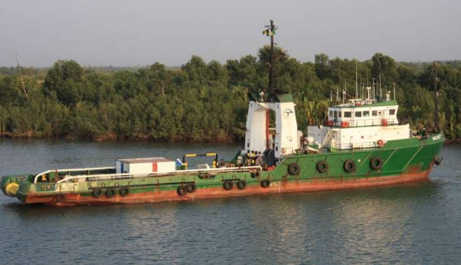 Comandantul și șeful mecanic de pe o navă off-shore au fost luați ostateci de pirați - navawalvis-1360918727.jpg