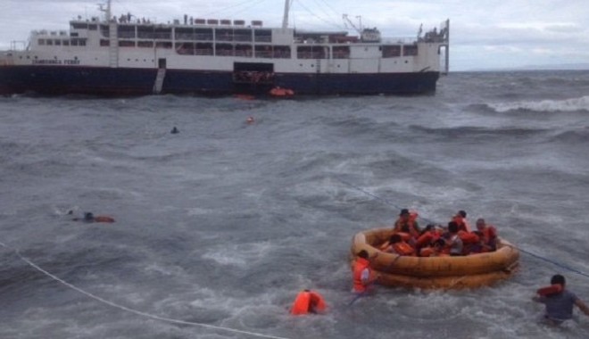 Un ferry-boat cu 200 de pasageri a eșuat în Filipine - navazamboangaferry-1357227850.jpg