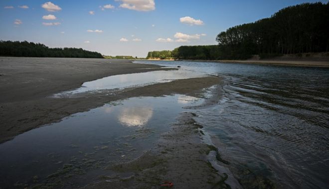 Sute de vase blocate pe Dunăre, din cauza nivelului foarte scăzut al apei - nave-1660586926.jpg