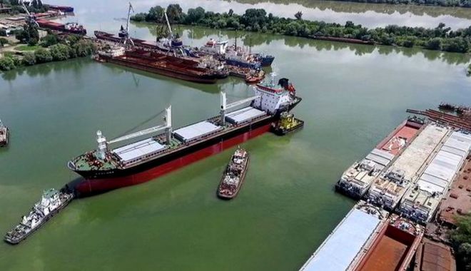 Navele care transportă cereale ucrainene se adăpostesc de atacurile ruse pe malul românesc al Dunării - nave-1695735632.jpg
