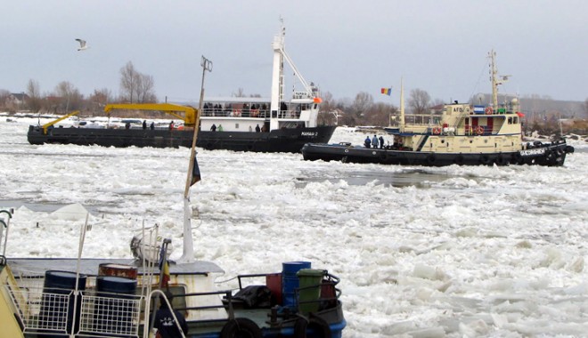 Canalele navigabile au pierdut 70% din trafic, din cauza ghețurilor de pe Dunăre - navedunare-1328886935.jpg