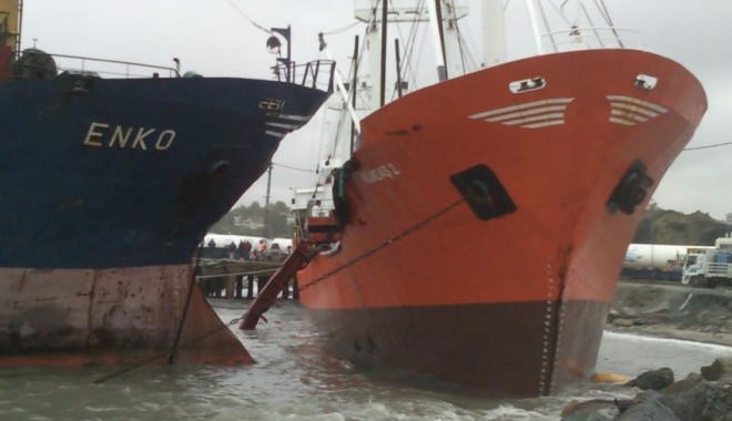 Furtuna a pus cinci nave puse pe uscat, la Istanbul - navepeuscat-1319018736.jpg
