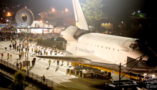 VIDEO SPECTACULOS. Naveta spațială Endeavour plimbată pe străzile din L.A. - navetaendeavour-1350816925.jpg