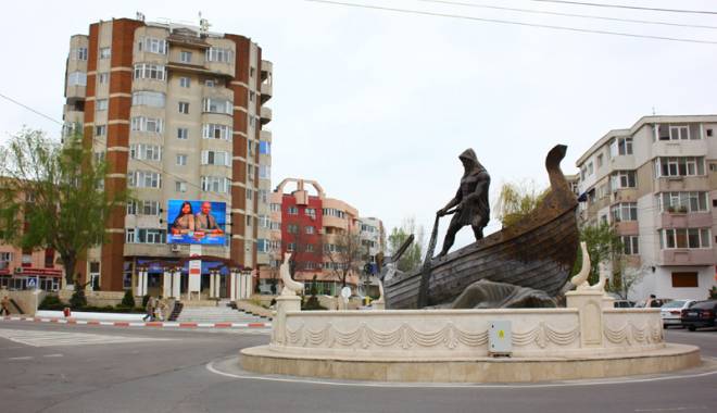 Primăria Năvodari pregătește  orașul  de sărbătoare - navodari-1436358654.jpg